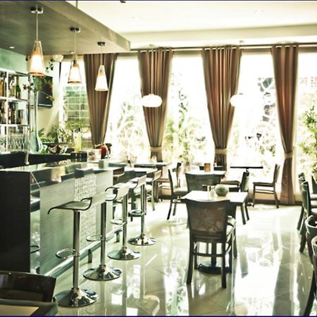 Avitel Hotel Makati City Bagian luar foto