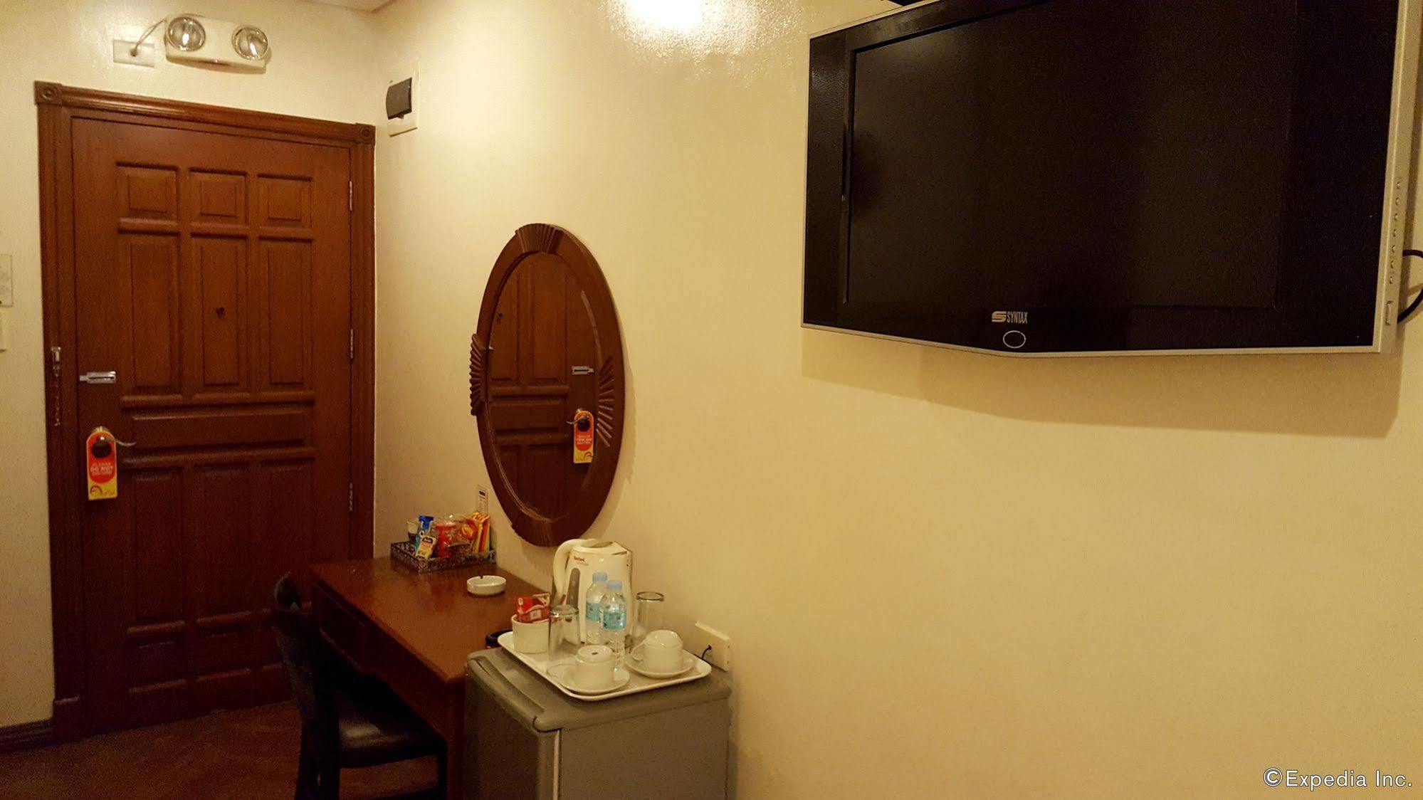 Avitel Hotel Makati City Bagian luar foto