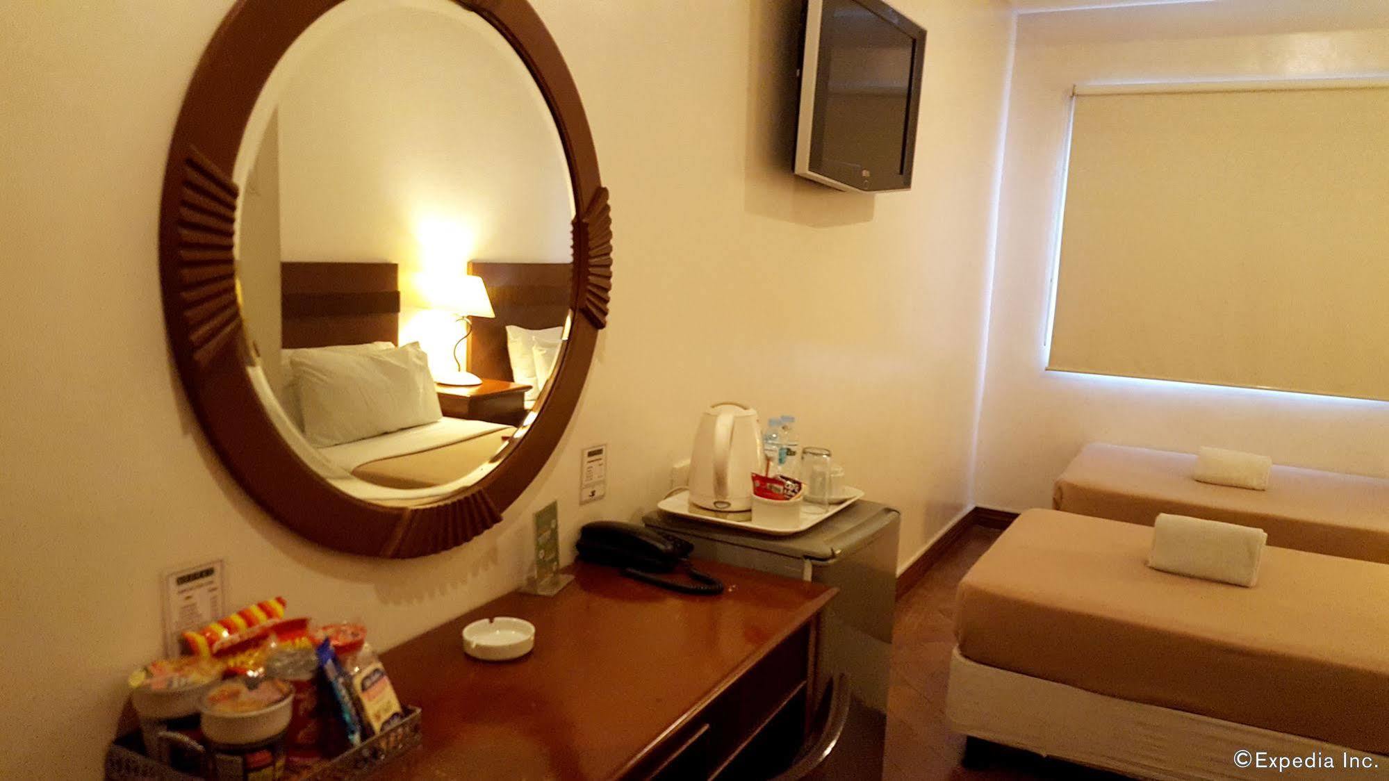 Avitel Hotel Makati City Bagian luar foto