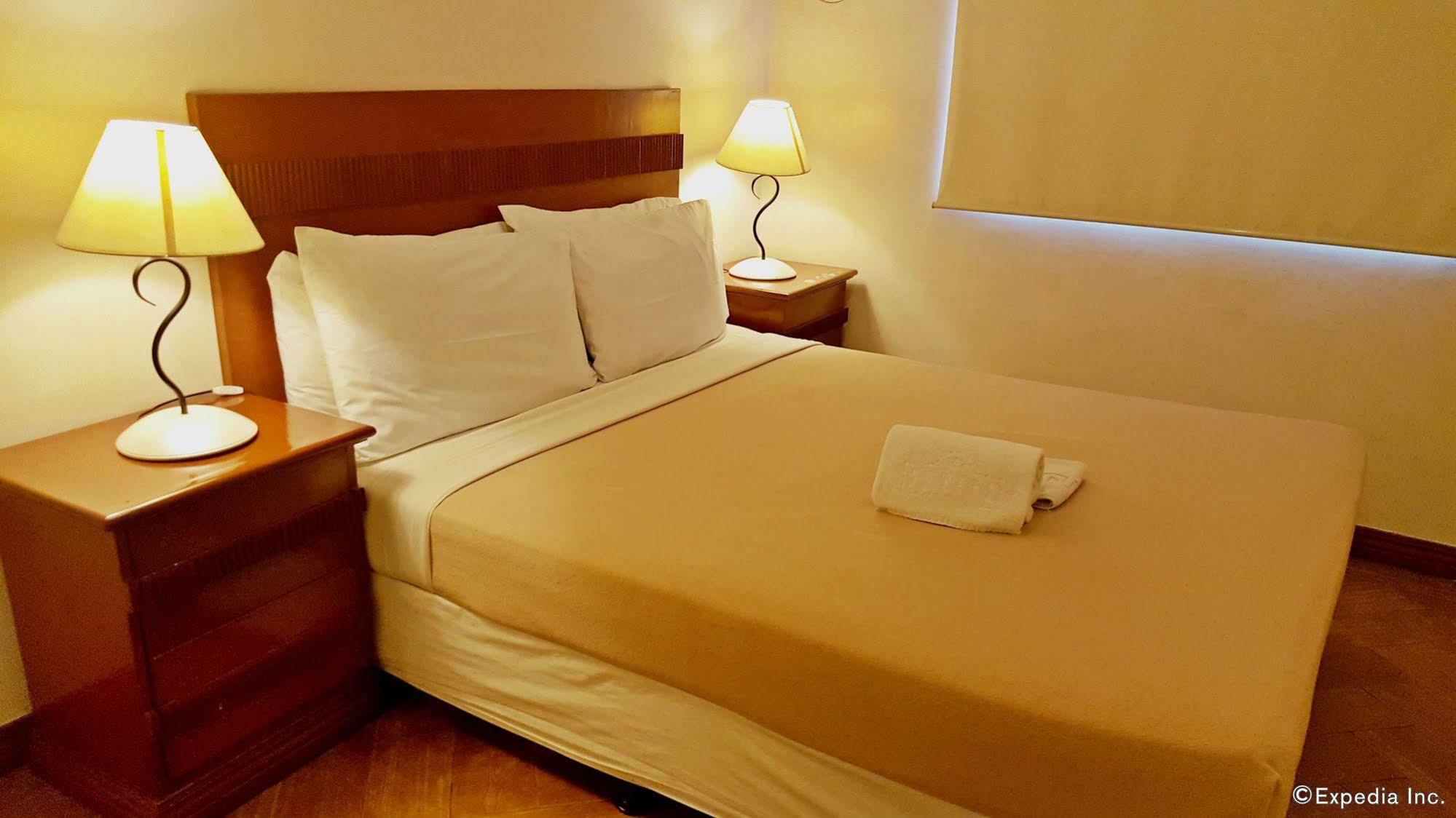 Avitel Hotel Makati City Bagian luar foto