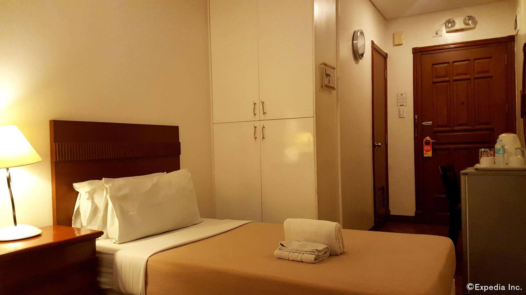 Avitel Hotel Makati City Bagian luar foto