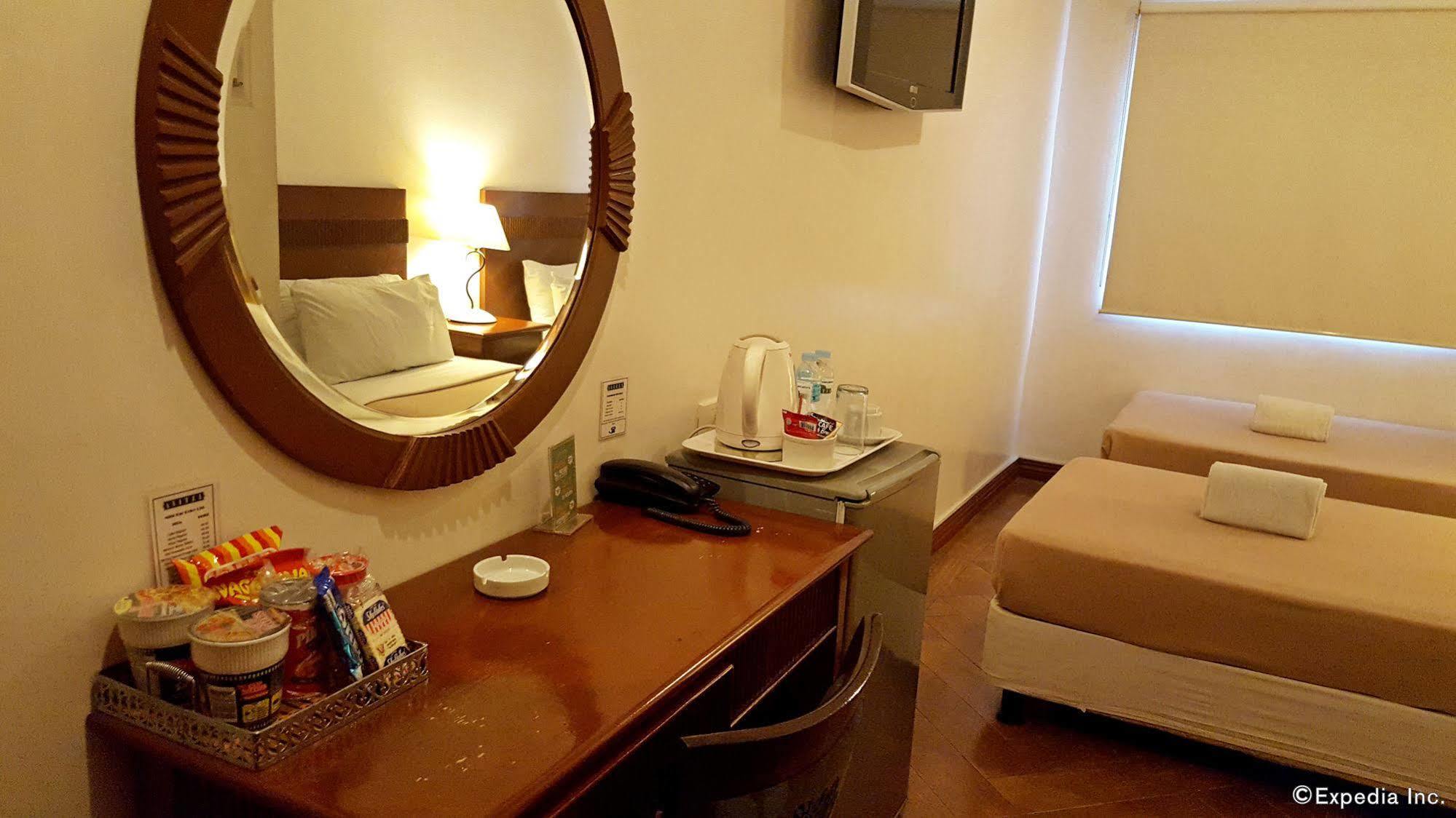 Avitel Hotel Makati City Bagian luar foto